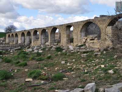 ...con le sue mura e i suoi archi dona un�aria ancora pi� suggestiva al posto